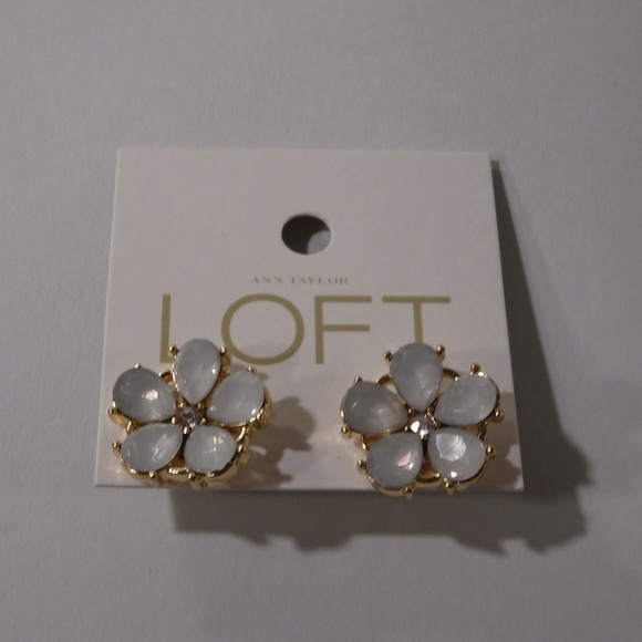 Ann Taylor LOFT GOLD Opal Flower Stud Earrings NWT 29 - Picture 4 of 5
